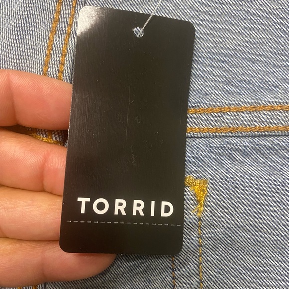 Torrid Denim Cut off Jean Shorts Star Design Stretch Medium Wash size 20- New - Picture 11 of 14